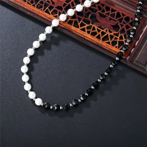 Collier hip hop en acier titane avec perles noires facettées et perles blanches chic