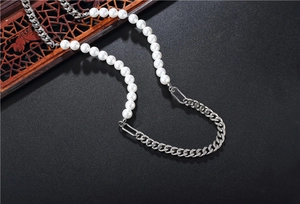 Vue détaillée du collier en acier inoxydable avec perles et maille gourmette argentée