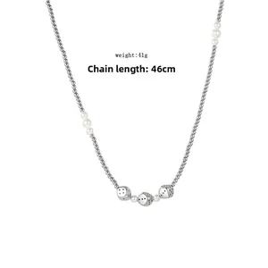 Détail du collier de perles hip hop avec pendentifs dés argentés, 46cm et poids 41g