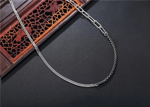 Détail du collier à maillons cubains et trombones en acier inoxydable poli brillant