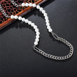 Collier minimaliste en perles et maille gourmette en acier inoxydable sur fond noir