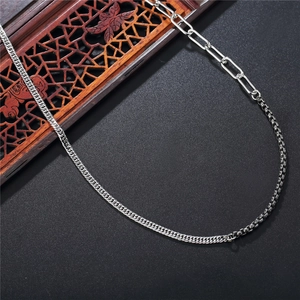 Collier chaîne cubaine argentée à trois textures variées style industriel chic