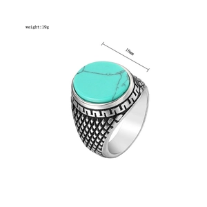 Détail de la bague vintage en acier inoxydable avec pierre turquoise et motif grec