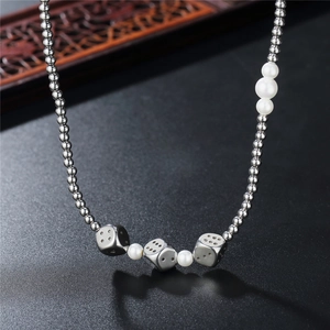 Collier hip-hop en acier titane avec breloques dés argentés et perles blanches élégantes