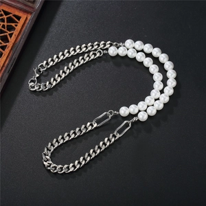 Collier double couche avec perles et chaîne cubaine argentée sur fond texturé noir