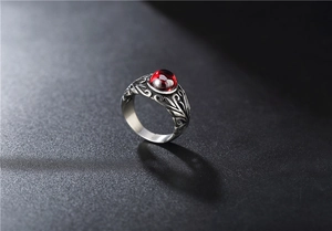 Macro di anello vintage in acciaio inossidabile con pietra rossa e incisioni barocche