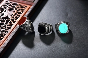 Détail de bagues rétro en acier inoxydable avec pierres rouge, noir et turquoise