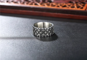 Nahaufnahme des breiten Edelstahlrings in Silber mit Sternenrelief und Vintage-Finish