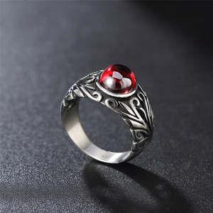 Anello vintage in acciaio inossidabile con gemma rossa rotonda e incisioni floreali