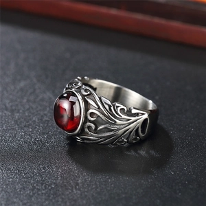 Anello gotico vintage in acciaio inossidabile con grande pietra rossa e incisioni