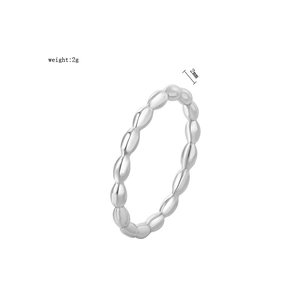 Detailansicht des silbernen Perlenrings mit 2 mm Breite und 2 g Gewichtangabe