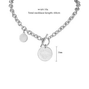 Dettaglio di una collana in acciaio al titanio argento con chiusura a leva e pendente