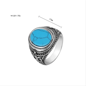 Détail d'une bague turquoise rétro pour homme montrant le poids 16g et taille 17mm