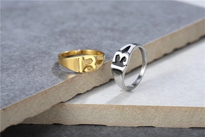 Detalle de los anillos de titanio oro y plata con el número 13 recortado estilo punk