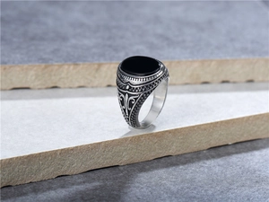 Vue détaillée d'une bague vintage en argent avec une grande pierre noire ovale