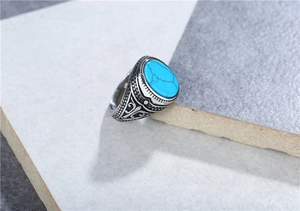 Gros plan détaillé d'une bague vintage en acier titane avec turquoise bleue ovale