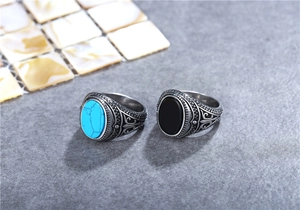 Vue détaillée des bagues vintage en acier avec incrustations de turquoise et d'agate noire