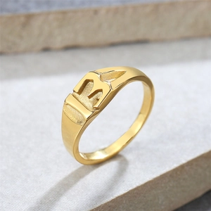Anillo vintage para hombre de acero inoxidable dorado con grabado del número 13 en relieve