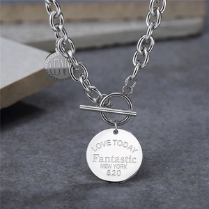 Collana minimalista in acciaio al titanio con chiusura OT incisa e ciondoli rotondi