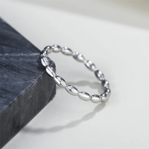 Minimalistischer silberner Perlenring für Damen aus hochglanzpolierten Metallperlen