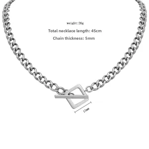 Détail d'un collier chaîne cubaine argentée de 45cm avec fermoir OT et maillon carré 13mm