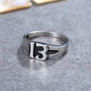 Anillo vintage de acero inoxidable plateado con el número 13 calado en metal sólido
