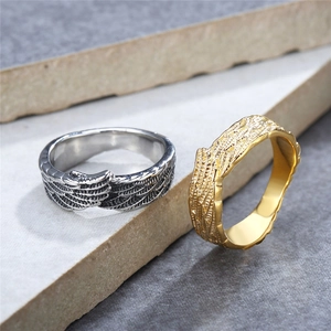 Vintage Engelsflügel-Stahlringe in Silber und Gold mit detaillierter Federstruktur