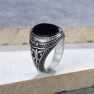 Bague vintage pour hommes en acier titane avec pierre noire et détails ornés