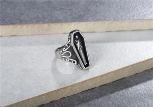 Detailansicht eines gotischen Sargschmuck-Rings mit Skelett-Relief und Vintage-Mustern