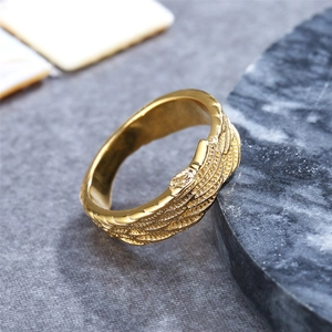 Vintage Ring mit goldenen Engelsflügeln und Federstruktur aus Titanstahl
