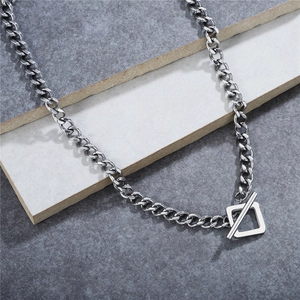 Collier minimaliste en acier inoxydable argenté avec un fermoir à bascule carré tendance