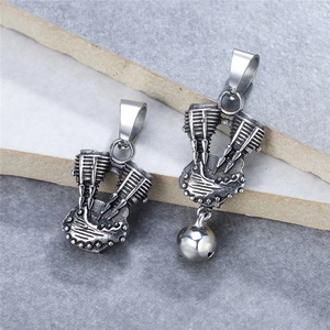 Vintage-Anhänger aus Stahl in Motorrad-Motor-Optik mit V-Twin-Zylinder in oxidiertem Silber