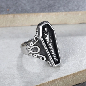Gotischer Retro Edelstahl Sargring mit Totenkopf Design und Vintage Schwarz Finish