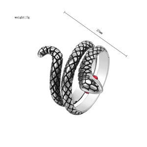 Dettaglio anello serpente vintage in acciaio con occhi rossi, peso 7g, misura 25mm