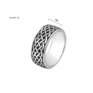 Vista detallada del anillo vikingo de nudo celta de 8mm en acero plateado vintage