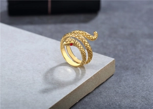 Macro di anello a serpente dorato con scaglie dettagliate e occhi rossi in gemma
