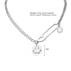 Détail du collier en acier titane avec connecteur épingle à nourrice et pendentif sourire