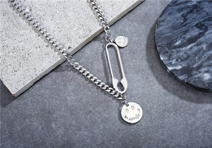 Vue détaillée du collier en acier titane argenté avec trombone et pendentif smile