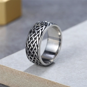 Anillo Vikingo vintage para hombre de acero de titanio con nudos celtas oxidados