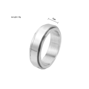 Detail view of 6mm wide spinning stainless steel ring weighing 6g with grooved texture