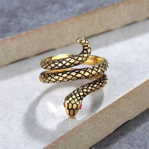 Anello serpente vintage dorato con texture a scaglie e occhi in pietra preziosa rossa