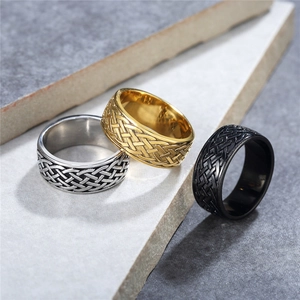 Anillos vikingos nórdicos en plata, oro y negro con patrones de tejido celta