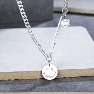 Collier en acier titane avec pendentif sourire et plaque ronde gravée de style moderne