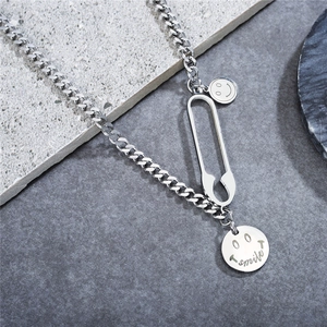 Collier en acier titane avec épingle de sûreté et pendentif smile sur pierre grise