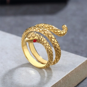 Anello vintage a serpente in acciaio dorato con texture a scaglie e occhio di cristallo