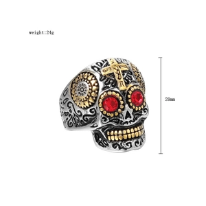 Détails de bague tête de mort avec croix dorée, yeux rouges et hauteur de 28mm