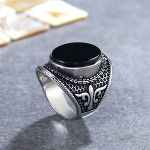 Men's retro titanium steel ring with large oval black gemstone and engraved fleur-de-lis