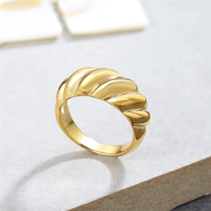 Minimalist gold-plated croissant dome ring for women with vintage ribbed pattern