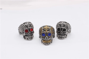 Détails des bagues tête de mort vintage avec relief de croix et yeux en cristaux