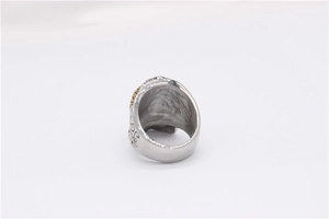 Détail des motifs de volutes gravés vintage sur la bague pour homme en acier argenté
